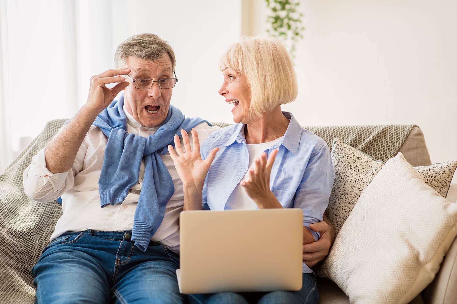 excited-elderly-couple-buying-a-home-in-rancho-mirage excited elderly couple buying a home in rancho mirage